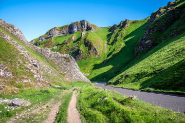 Asfalt yolu, İngiltere 'nin Derbyshire ilçesindeki Peak District Ulusal Parkı' ndaki tepelere çıkıyor..