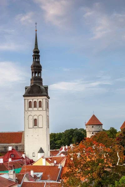 Iglesia San Olaf Con Fondo Azul Tallin Estonia —  Fotos de Stock