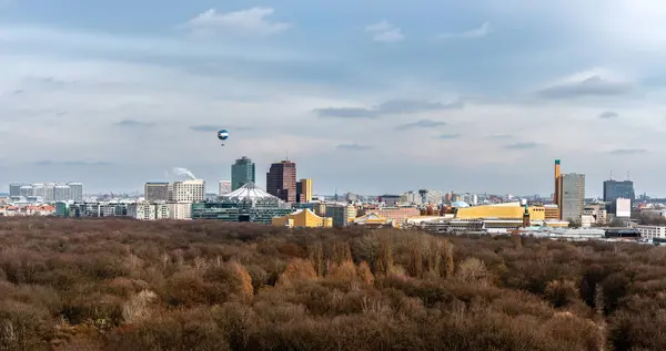 Heißluftballon Fliegt Über Berliner Skyline Stockbild