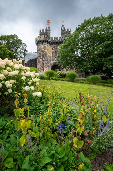 Lancaster Castle Den Främre Ingången Omgiven Sin Trädgård Stockfoto