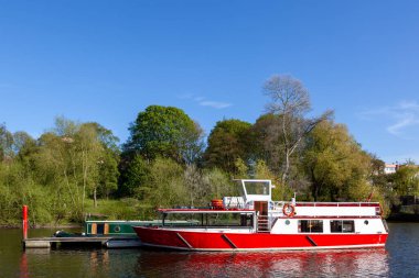 Tekneler River Dee, Chester, İngiltere 'ye demirlemiş.