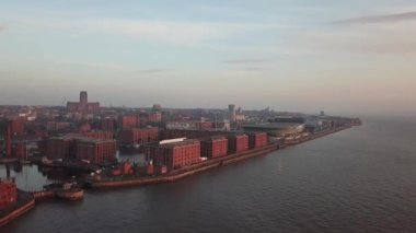 Gün batımında Liverpool şehrinin ve Mersey nehrinin insansız hava aracı görüntüsü