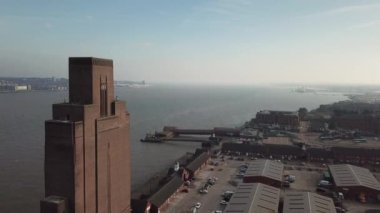 Liverpool şehri ve Birkenhead Hidrolik Kulesi 'nin hava aracı görüntüsü