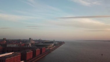 Gün batımında Liverpool şehrinin insansız hava aracı görüntüsü