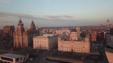 Gün batımında Liverpool şehrinin insansız hava aracı görüntüsü
