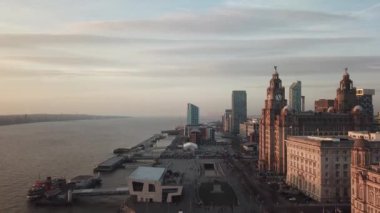 Liverpool şehrinin deniz manzaralı insansız hava aracı.