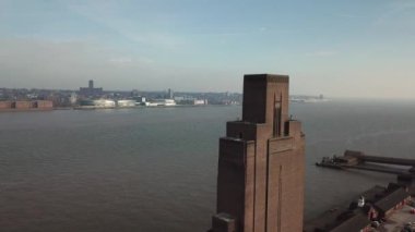 Liverpool şehri ve Birkenhead Hidrolik Kulesi 'nin hava aracı görüntüsü