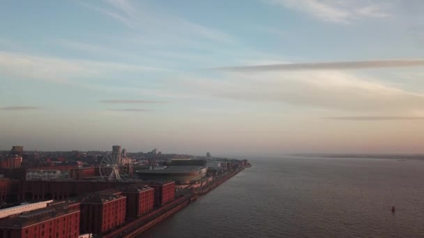 Luchtfoto Van Liverpool Stad Tijdens Zonsondergang — Stockvideo