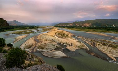 Swat nehir Khyber-Pakhtunkhwa ili, Pakistan Kuzey bölgesinde çok yıllık bir nehirdir.