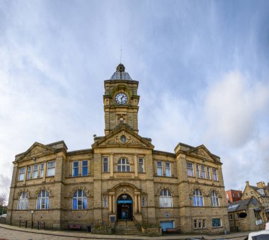 Batley, Yorkshire 'da Viktorya dönemi güzel bir kütüphane mimarisi, saat kulesi ve taş detaylar içeriyor. Bu simge mavi gökyüzü altında klasik bir İngiliz tasarımı ve mirasını tasvir eder..
