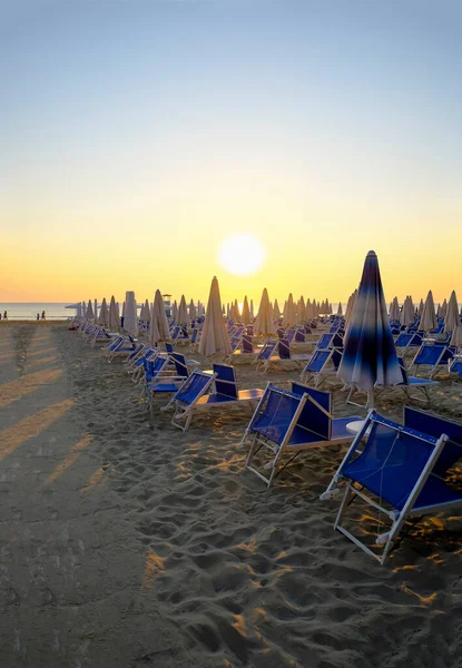 Parasole Leżaki Plaży Wschodzie Słońca Ścieżka Piasku Plażę Wakacyjne Tło — Zdjęcie stockowe