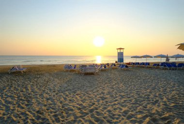 Kumsalda gün doğumu. Sahil şeridi, yatay hat, doğal arka plan. Güneş doğuyor