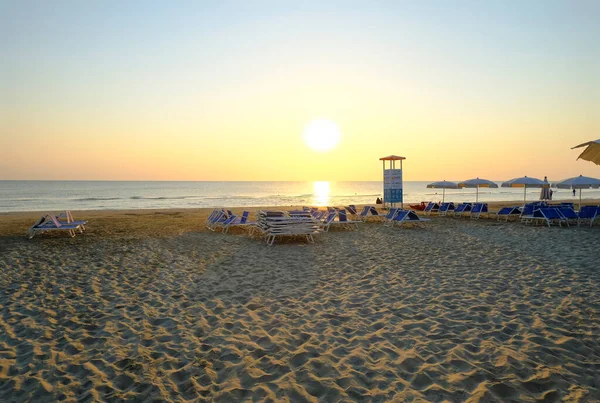 砂浜で日の出だ 海岸線 水平線 自然の背景 朝日が昇る ストック画像
