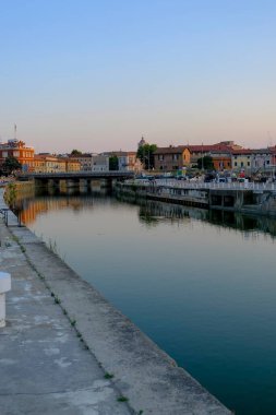 Senigallia, İtalya 'nın günbatımında mimarinin üzerindeki kanal manzarası. Şehir manzarası. Şehir kartpostalı