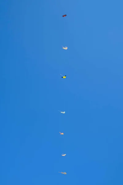 Лінії Різнокольорових Повітряних Зміїв Польоті Блакитному Небі Вітрова Активність Хобі — стокове фото