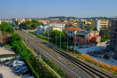 Temmuz 2022 Senigallia, İtalya: Ulaştırma endüstrisi. Hareket var. Şehirdeki demiryolu gökyüzü ve şehir manzarası boyunca. 