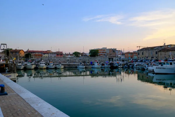 2022年7月イタリア セニガリア ヨットやボートで日没時の港の景色 市街地の眺め シティポストカード 夕暮れ時のマリーナ — ストック写真