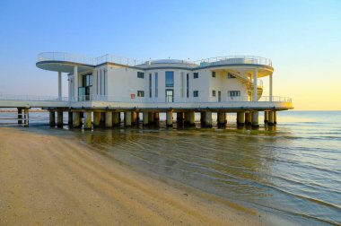 İtalya 'nın Senigallia şehrinde gün doğumunda gökyüzü, deniz ve kıyı şeridi boyunca rotonda al mare. Kartpostal Modern mimari