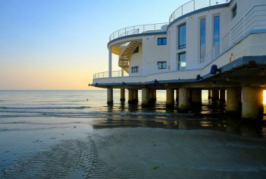 İtalya 'nın Senigallia şehrinde gün doğumunda gökyüzü, deniz ve kıyı şeridi boyunca rotonda al mare. Kartpostal Modern mimari