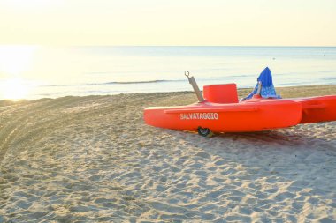 Sahilin karşısında ve ufukta İtalyanca 