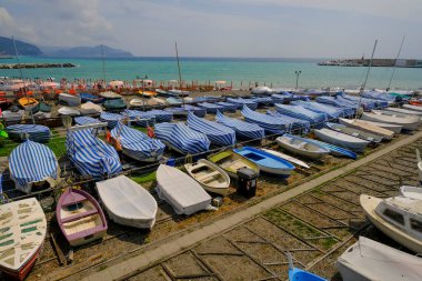 İtalya, Liguria, Lavagna 'daki sahil manzarası boyunca birçok renkli tekne. Sahil görünümü