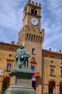Giuseppe Verdi anıtı İtalya 'nın Busseto kentindeki tiyatro binasının karşısındaki Giuseppe Verdi meydanına yakın.