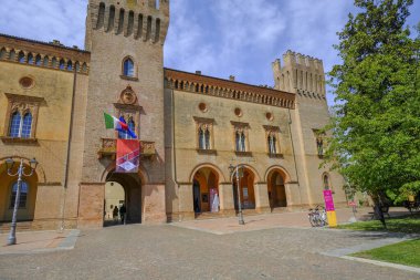 Busseto, İtalya 'da kulesi olan Giuseppe Verdi Tiyatrosu binası. Giuseppe Meydanı Verdi