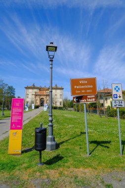 Nisan 2024 Busseto, İtalya: Villa Pallavicino 'daki Giuseppe Ulusal Müzesi' ne giden bir yol ve Busseto, Parma, İtalya 'daki villanın işareti