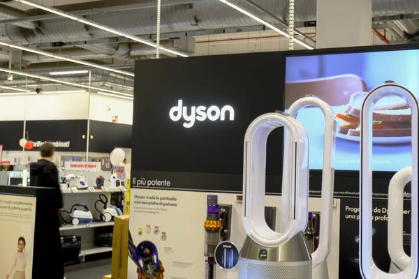 Nisan 2023 Milan, İtalya: Dyson logo simgesi ve Dyson ürünleri elektronik mağazasına yakın çekim