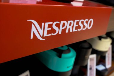 Nisan 2023 Milan, İtalya: Nespresso logo ikonu elektronik mağazasında yakın plan. Nespresso kahve makinesini kapatın.