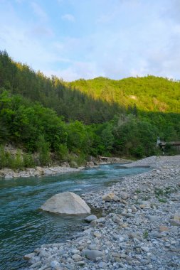 Dağ nehri Enza Neviano degli Arduini, Parma, Emilia Romagna, İtalya gün batımında dağları aşarken