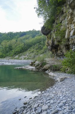 Enza Nehri 'nin karşısındaki Şelale Parma, Emilia Romagna, İtalya' daki Apennines dağlarında. Seyahat, doğa, yürüyüş.