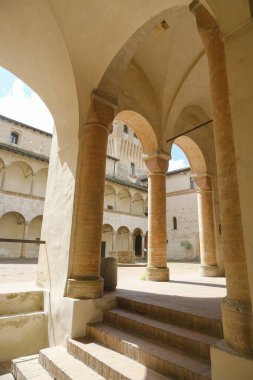 İtalya 'nın Langhirano kentindeki Torrechiara Kalesi' nin içinde kemerler ve kolonlar var.
