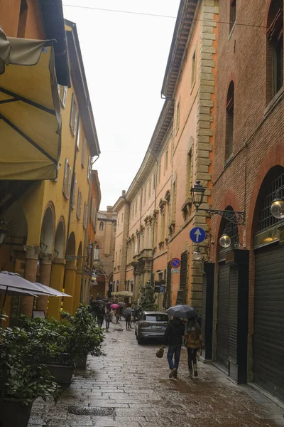Květen 2023 Boloňa Itálie Úzké Ulice Starého Města Deště Lidé — Stock fotografie
