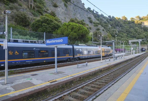 Monterosso Italien Monterosso Skylt Järnvägsplattformen Tvärs Över Tåget Stationsinfrastruktur — Stockfoto