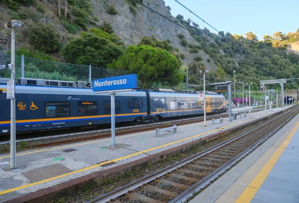 Monterosso Italien Monterosso Schild Auf Dem Bahnsteig Gegenüber Dem Zug Stockfoto