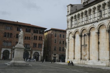 Ocak 2024 Lucca, İtalya: Square, Piazza San Michele, Francesco Burlamacchi anıtı