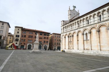 İtalya 'nın Lucca kentindeki San Michele Meydanı' ndaki Foro 'da bulunan Katedral boyunca Francesco Burlamacchi anıtı.