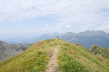 Dağlarda yürüyüp dağ manzarasını seyreden biri. La Nuda Dağı, Appenino-Tosco Emiliano, Emilia-Romagna, İtalya