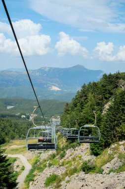Panoramik manzaralı Appenino-Tosco Emiliano dağlarında teleferik. Emilia-Romagna, İtalya