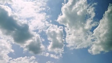 Mavi gökyüzünün ve beyaz bulutların bir arabadan göründüğü harika bir video. Videonun bir noktasında köprünün altından geçmenin neden olduğu bir geçiş etkisi..