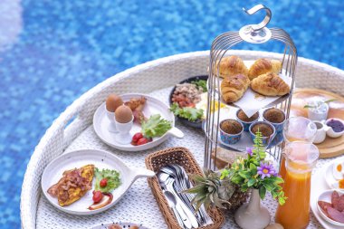 Havuzda kahvaltı, villada yüzen kahvaltı. Sakin havuz suyunda dinlenmek, sağlıklı kahvaltı ve tropikal meyve..