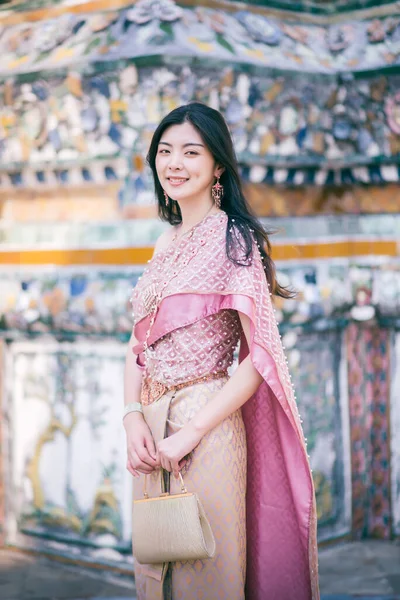 Όμορφη Ασιατική Κοπέλα Στην Ταϊλάνδη Παραδοσιακή Φορεσιά Στο Ναό — Φωτογραφία Αρχείου