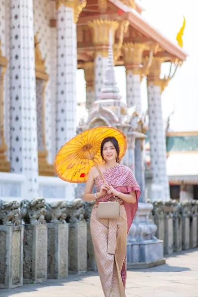 寺院でのタイの伝統衣装の美しいアジアの女の子 — ストック写真