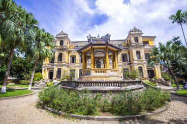 Hue, Vietnam - SEP 10, 2021; Trung Tap Pavyonu ve Dinh Sarayı 'ndaki Khai Tuong Evi. Vietnam 'ın son imparatoru Bao Dai tarafından bir Dinh Sarayı inşa edildi..
