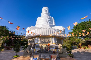Tepedeki Ba Na Hill Fransız köyünde büyük beyaz Buda resmi. Vietnam 'ın merkezindeki ünlü turnuva merkezi..