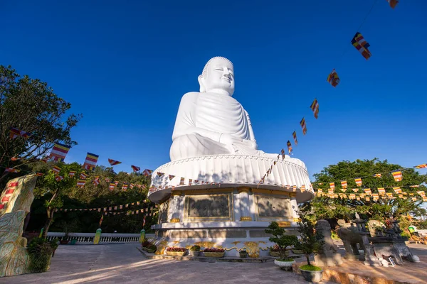 丘の上のBa Naヒル仏村で大きな白い仏像 ベトナム中部の有名な観光名所 — ストック写真