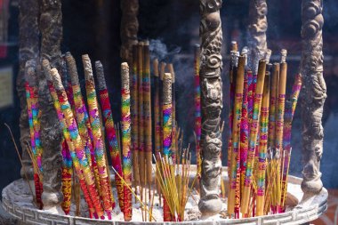 Tapınağa renkli tütsü saplanıyor.