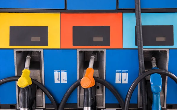 ガソリンスタンドでのガソリン燃料ピストルの閉鎖 — ストック写真