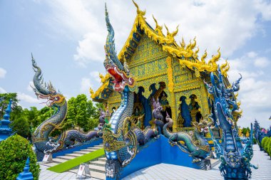 Rong Sua 10 tapınağı veya Tayland 'ın Chiang Rai eyaletindeki Mavi Tapınak.